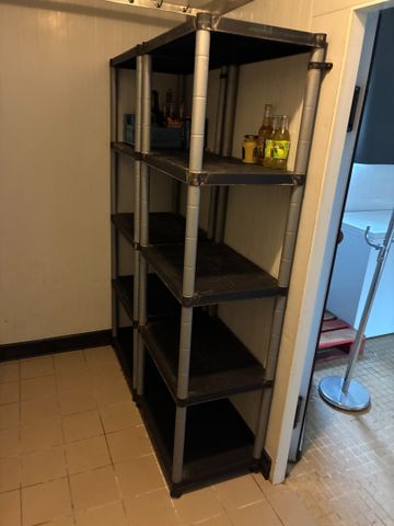 Trois étagères gastro plastiques (Vendu vide). Frais en sus 14.28...