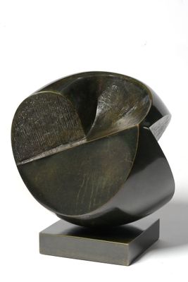 "Hélios" en bronze brut, poli et patiné en vert foncé. Signé Ghysels e