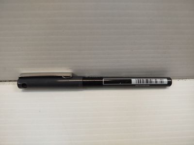 un gros plan d'un stylo posé sur une boîte