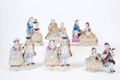 sept figurines représentant des personnes assises sur un banc