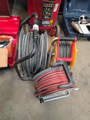 un tuyau et d'autres outils posés par terre dans un garage