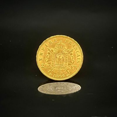 une image d'une pièce d'or sur fond noir