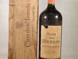 une bouteille de vin posée à côté d'une caisse en bois