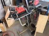 une photo d'un garage avec beaucoup d'outils sur le sol