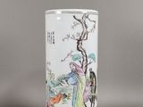 une image représentant un vase décoré d'une peinture, posé sur une table