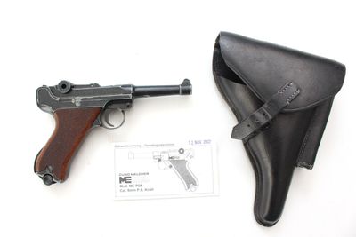 une image représentant un pistolet et un étui posés sur une surface blanche