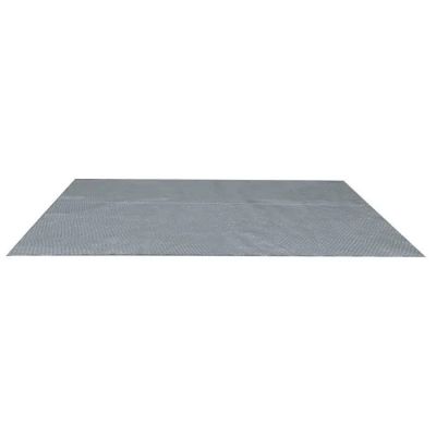 Le tapis est gris et présente un petit motif.