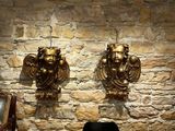 deux appliques murales fixées sur le mur en pierre au-dessus d'un bureau