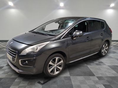 la voiture grise est garée sur le sol en damier d'un garage