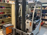 un chariot élévateur dans un entrepôt rempli de rayonnages