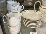 de nombreuses tasses et soucoupes exposées dans une vitrine