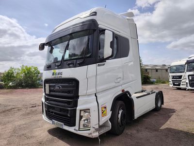un camion blanc garé dans un parking