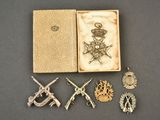 une image représentant une boîte contenant tout un tas d'objets divers