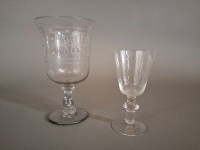 deux verres à vin posés l'un à côté de l'autre sur une table