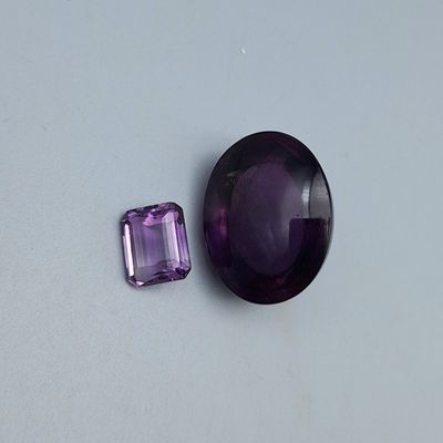 un amethorate violet et un amethorate violet sur une surface blanche