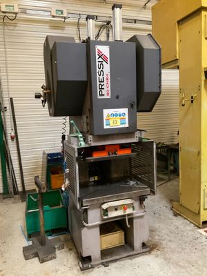 une machine qui se trouve à l'intérieur d'un bâtiment