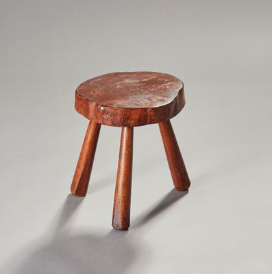 une image représentant un petit tabouret en bois posé sur une surface blanche