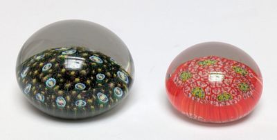deux boules de verre posées l'une à côté de l'autre sur une surface blanche