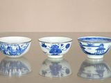 trois bols bleus et blancs posés les uns à côté des autres sur une table