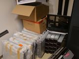un grand nombre de boîtes empilées les unes sur les autres
