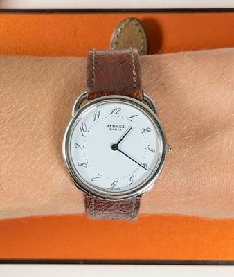 le poignet d'une personne qui porte une montre au poignet