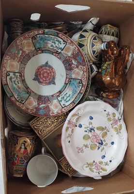 une boîte en carton remplie d'assiettes et de bols de toutes sortes