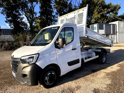une photo d'un camion blanc garé dans un parking