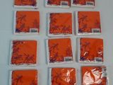 beaucoup de serviettes orange sur une table blanche