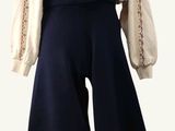 une photo d'un haut et d'un pantalon pour femme sur un mannequin
