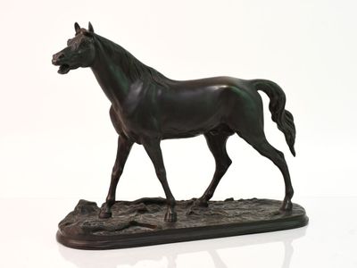 une statue de cheval posée sur un socle