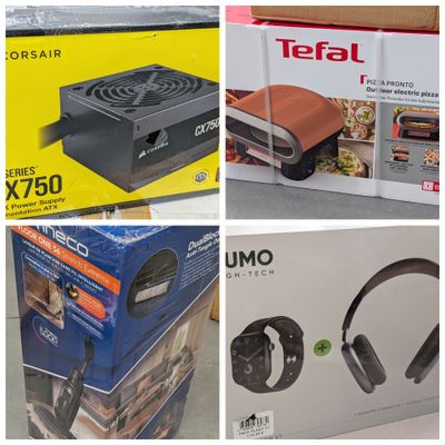 Plusieurs modèles de casques sont exposés dans un magasin
