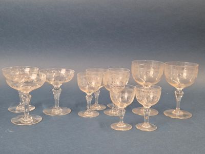 Plusieurs verres à vin transparents sont alignés sur un support bleu