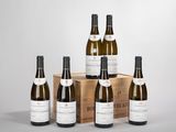 un lot de bouteilles de vin posées sur une caisse en bois