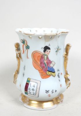 un vase orné d'une femme, posé sur une table