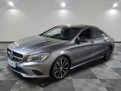 la mercedes cla est garée sur un sol en damier