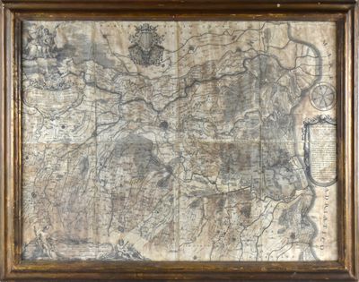 Une vieille carte du monde est exposée dans un cadre en bois.