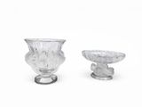 deux vases en verre posés l'un à côté de l'autre sur une surface blanche
