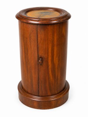 une image d'un petit meuble en bois avec un plateau en marbre