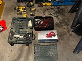 de nombreux outils qui traînent par terre dans le garage