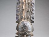 gros plan d'une sculpture de visage sur un socle