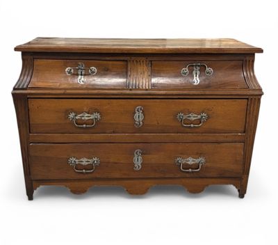 une commode ancienne avec un plateau en bois et des poignées en métal