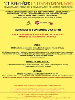une affiche jaune sur laquelle figure la photo en noir et blanc d'un homme à vélo