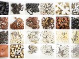 un plateau blanc rempli d'une multitude de perles de toutes sortes