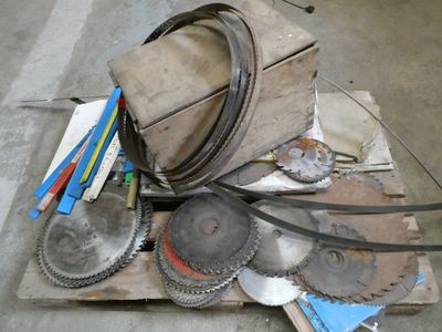 a pile of saws and other tools sitting on a pallet