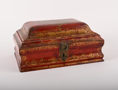 une petite boîte en bois avec une poignée sur une surface blanche