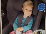 une boîte sur laquelle figure la photo d'un enfant dans un siège auto