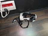 une manette de jeu vidéo posée par terre à côté d'un chargeur