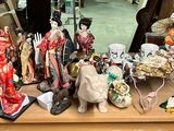 une table en bois sur laquelle sont posées de nombreuses figurines
