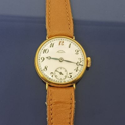une montre posée sur une table