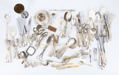 beaucoup d'argenterie sur une table blanche